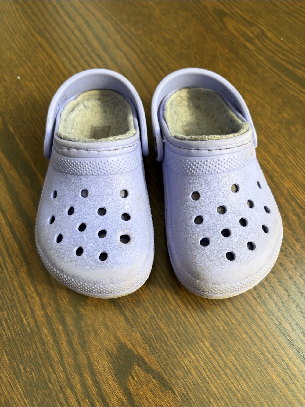 CROCS Kids Lavender Faux-Fur Lined Clogs. C8